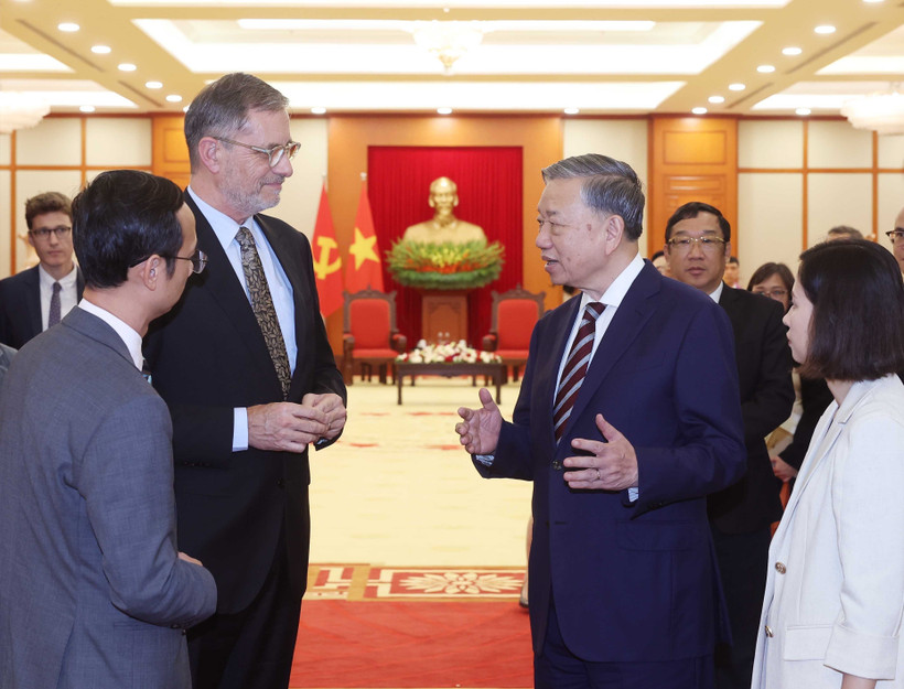 Le secrétaire général du Parti communiste du Vietnam, Tô Lâm, et Olivier Brochet, ambassadeur de France au Vietnam. Photo: VNA 