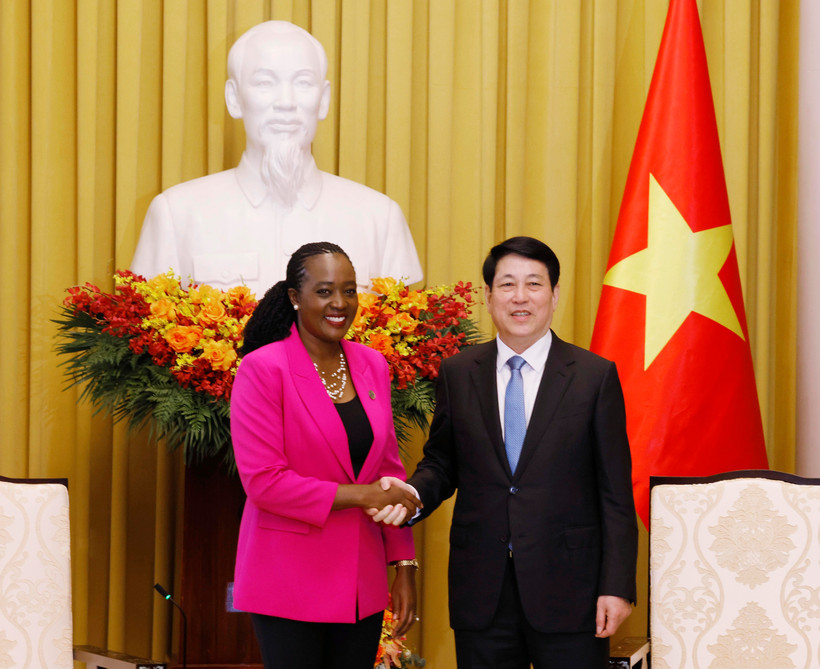Le président Luong Cuong et la Secrétaire du Cabinet chargée de la Défense du Kenya, Soipan Tuya. Photo : VNA