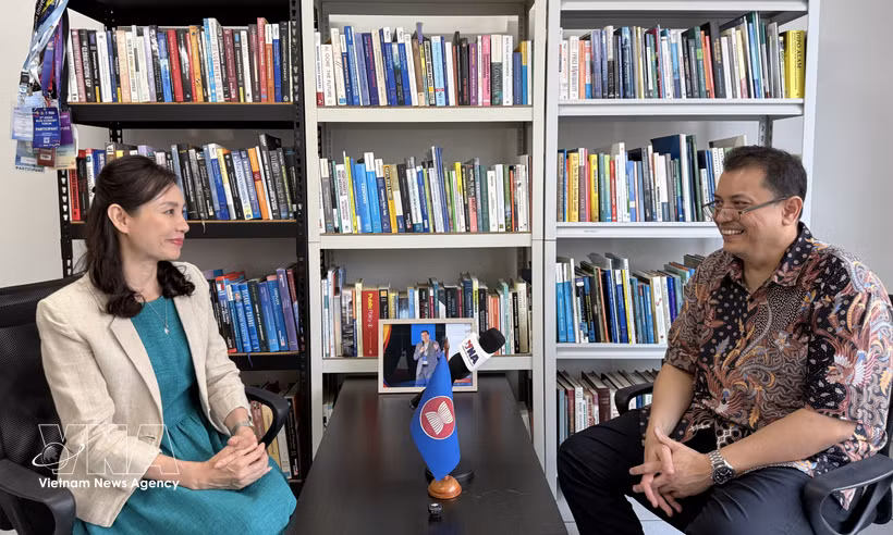 Le Dr Arisman (à droite), directeur exécutif du Centre d’études sur l’Asie du Sud-Est (CSEAS) d’Indonésie dans une interview accordée à l’Agence vietnamienne d’Information (VNA). Photo : VNA