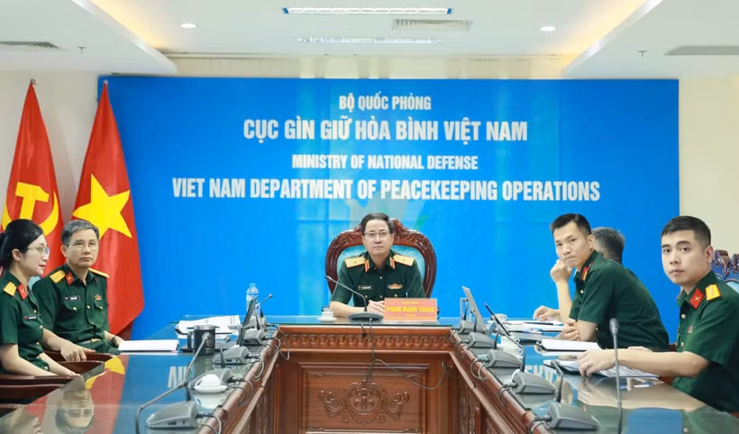 Le général de brigade Pham Manh Thang (centre) participe à la réunion. Photo : le Département des opérations de maintien de la paix du Vietnam. 