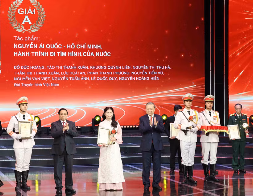 Le secrétaire général du Parti, To Lam, et le Premier ministre Pham Minh Chinh remettent personnellement les six prix A aux lauréats. Photo : VNA