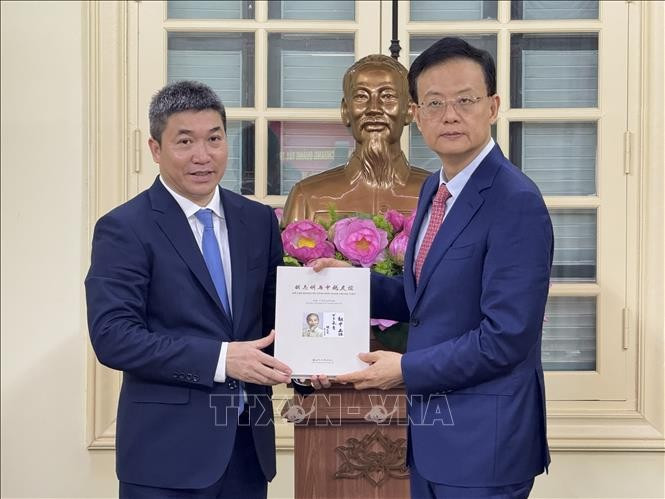 Le président de l'Union vietnamienne des organisations d'amitié, Phan Anh Son (à gauche), et Wei Ran, directeur général du Bureau des affaires étrangères et président de l’Association du peuple pour l’amitié avec l’étranger de la région autonome Zhuang du Guangxi. Photo : VNA
