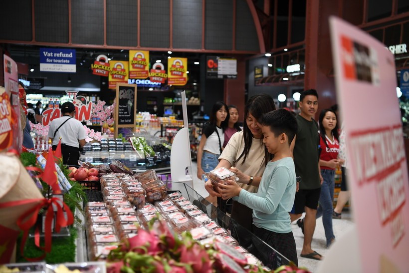 Des consommateurs thaïlandais découvrent des fruits vietnamiens. Photo : VNA