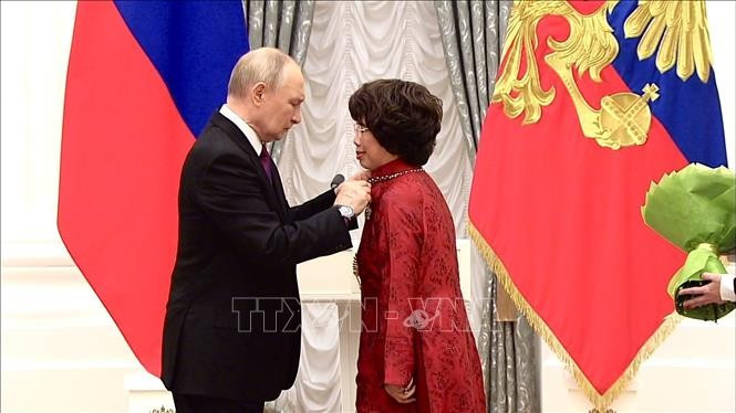Le président Vladimir Poutine remet l'Ordre de l'amitié à Thai Huong, Héroïne du travail. Photo : VNA