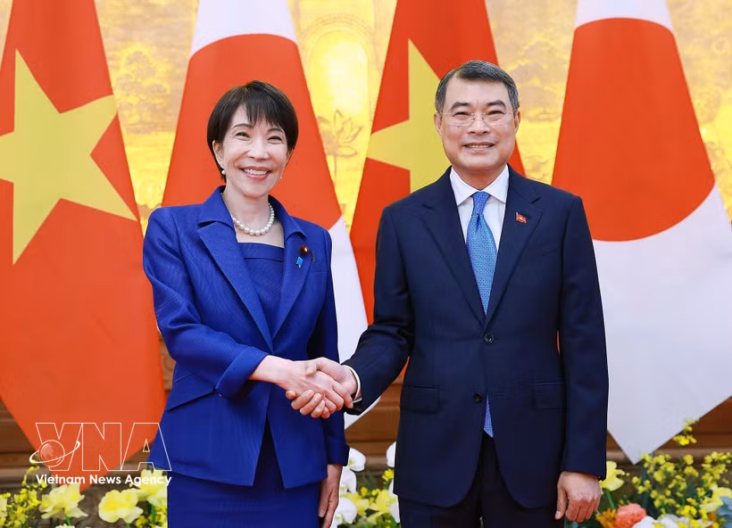 La Première ministre japonaise, Takaichi Sanae, et son homologue vietnamien, Le Minh Hung. Photo : VNA
