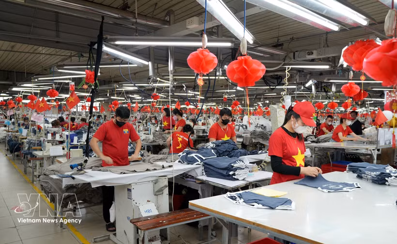 Ligne de production de vêtements destinés à l'exportation. Photo : VNA
