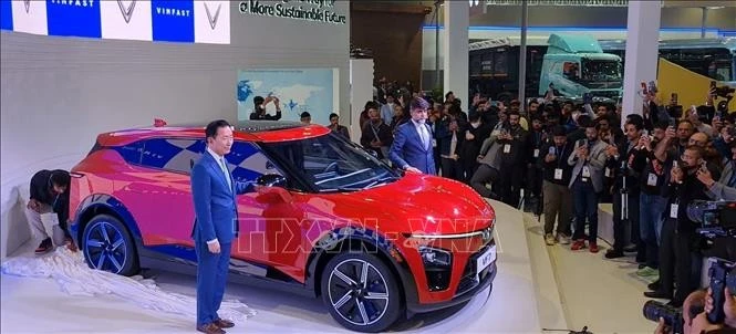 Le constructeur vietnamien de véhicules électriques VinFast dévoile dans le cadre de la Bharat Mobility Global Expo 2025, deux SUV entièrement électriques des segments B et C, VF 6 et VF 7, qui seront vendus sur le marché indien. Photo : VNA