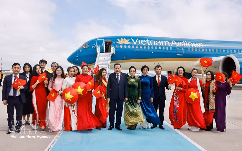 Le président de l'Assemblée nationale, Tran Thanh Man, et son épouse avec la communauté vietnamienne de Turquie. Photo : VNA