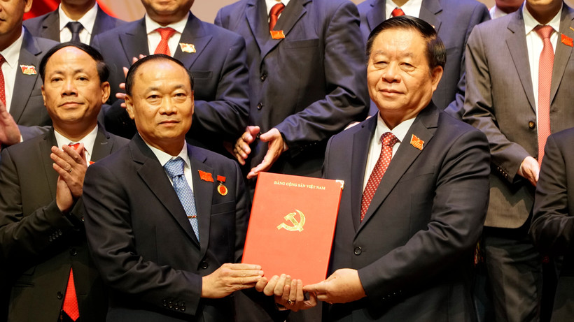 Nguyen Trong Nghia (à droite), membre du Bureau Politique, secrétaire du Comité central du Parti, chef de la Commission centrale de la mobilisation auprès de masse et de l’éducation remet la décision nommant Thai Dai Ngoc secrétaire provincial du Parti de Gia Lai pour la période 2025-2030. Photo : VNA