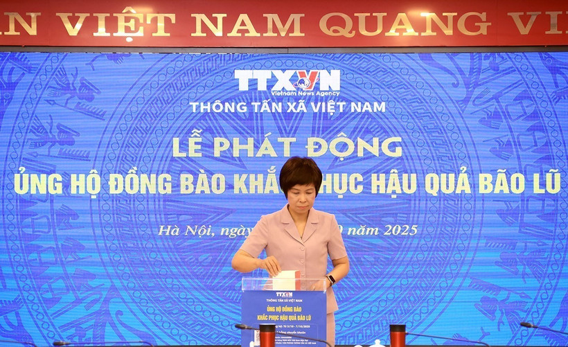  Vu Viêt Trang- directrice générale de l'Agence vietnamienne d'Information (VNA) a lancé une campagne de collecte de fonds pour aider les habitants touchés par les récentes inondations et tempêtes. Photo : VNA