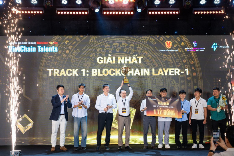 Le projet « Plateforme nationale de gestion des diplômes et certificats », de l’équipe KMASC, a remporté le première Prix dans la catégorie « Blockchain Layer 1 », doté d’un milliard de dôngs. Photo : Vietnamplus