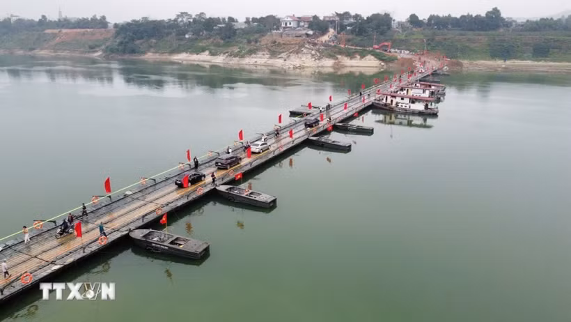 La circulation des personnes et des véhicules sur le ponton de la rivière Lo s'est déroulée normalement le matin du 16 février. (Photo : VNA)