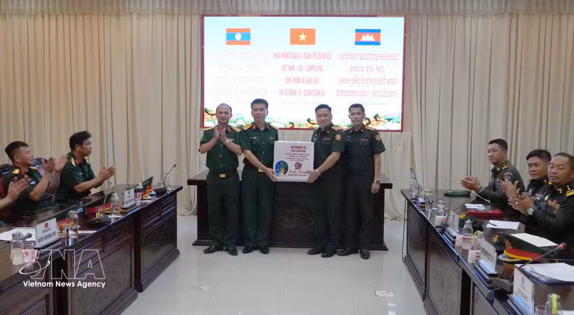 La Division 10 offre des cadeaux à une délégation de jeunes officiers militaires du Laos et du Cambodge. Photo : VNA
