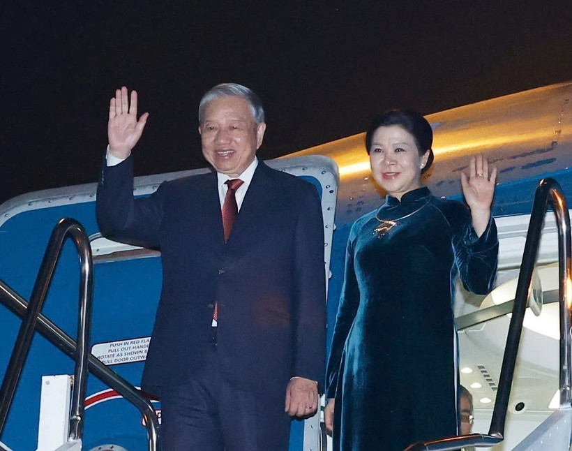 Le secrétaire général du Parti communiste du Vietnam (PCV), Tô Lâm, et son épouse, accompagnés d'une délégation de haut niveau, ont quitté l'aéroport international de Wattay à Vientiane, concluant avec succès leur visite d'État au Laos. Photo : VNA