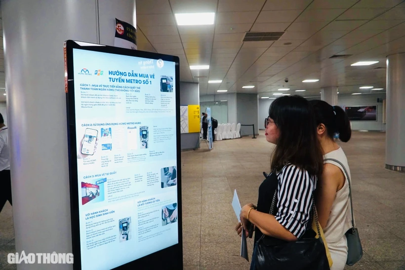 206 écrans dans 17 rames de métro affichant des informations, des actualités et du contenu de divertissement seront installés. Photo : baogiaothong.vn