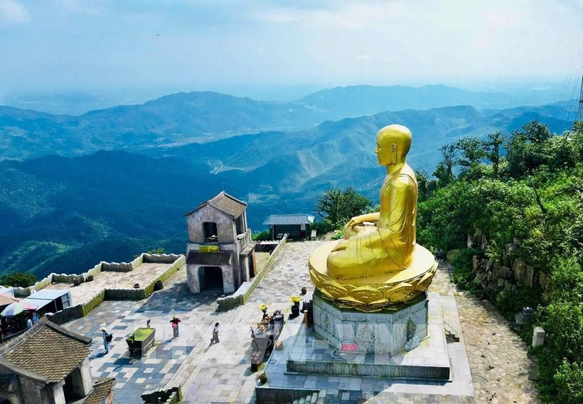 Avec la nouvelle politique de gratuité, Yen Tu s'affirme comme un lieu de rassemblement de la fierté nationale et une adresse en or pour sensibiliser la jeunesse aux traditions. Photo : VNA