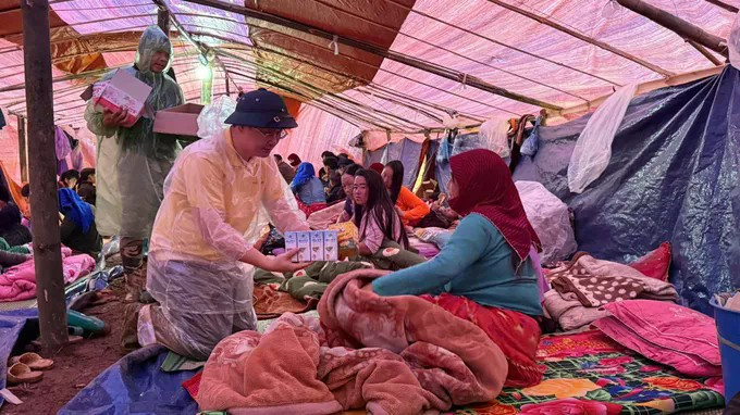 De nombreuses organisations et personnes apportent leur soutien aux populations des zones inondées. Photo: sggp.org.vn