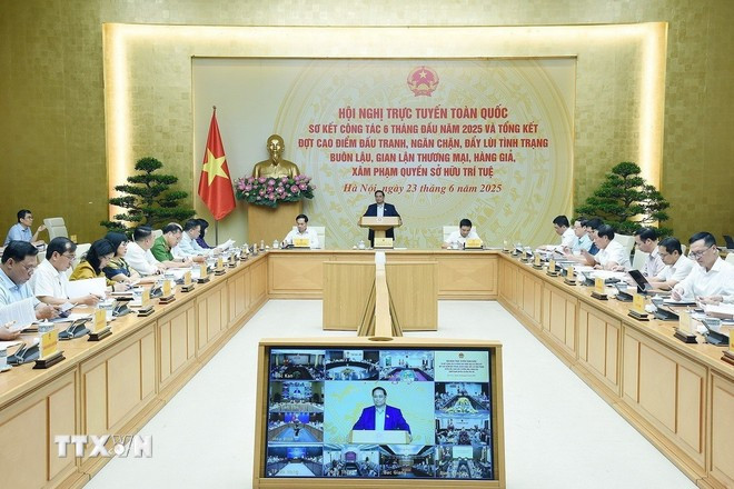 Dans l'après-midi du 23 juin, le Premier ministre Pham Minh Chinh a présidé une visioconférence nationale visant à dresser le bilan des six premiers mois de 2025 et faire le point sur la lutte contre la contrefaçon, la fraude commerciale et les atteintes aux droits de propriété intellectuelle. Photo : VNA