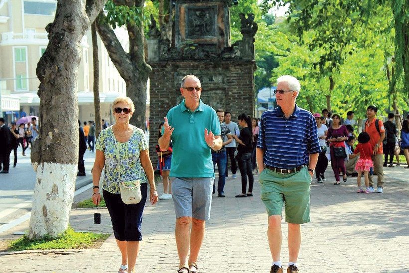 Selon les données publiées le 6 août par l’Administration nationale du tourisme du Vietnam, le pays a accueilli 1,56 million de visiteurs internationaux en juillet 2025. Photo : https://baodantoc.vn/