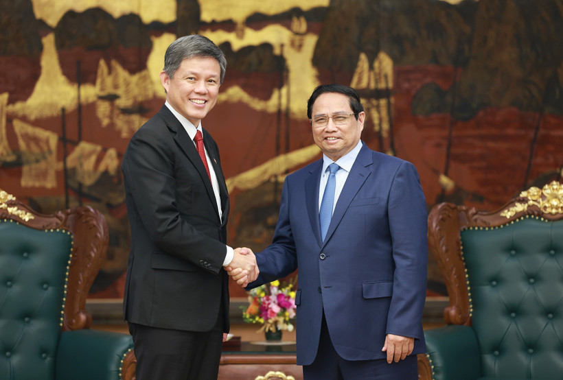 Le Premier ministre vietnamien Pham Minh Chinh (à droite) et Chan Chun Sing, vice-secrétaire général du Parti d’action populaire (PAP), ministre coordinateur des Services publics et ministre de la Défense de Singapour, en visite de travail au Vietnam. Photo : VNA