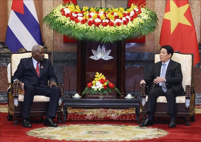 Esteban Lazo Hernandez, président de l’Assemblée nationale de Cuba (à gauche) et le président vietnamien Luong Cuong. Photo : VNA