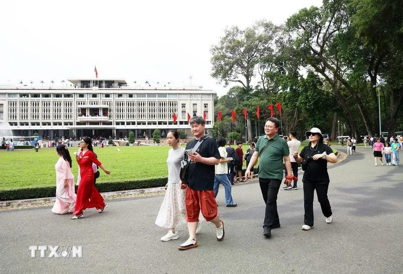 De nombreux visiteurs fréquentent le Palais de la Réunification à Ho Chi Minh-Ville. Photo : VNA