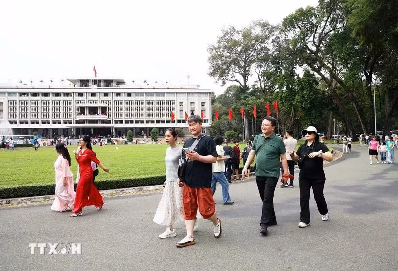 De nombreux visiteurs fréquentent le Palais de la Réunification à Ho Chi Minh-Ville. Photo : VNA