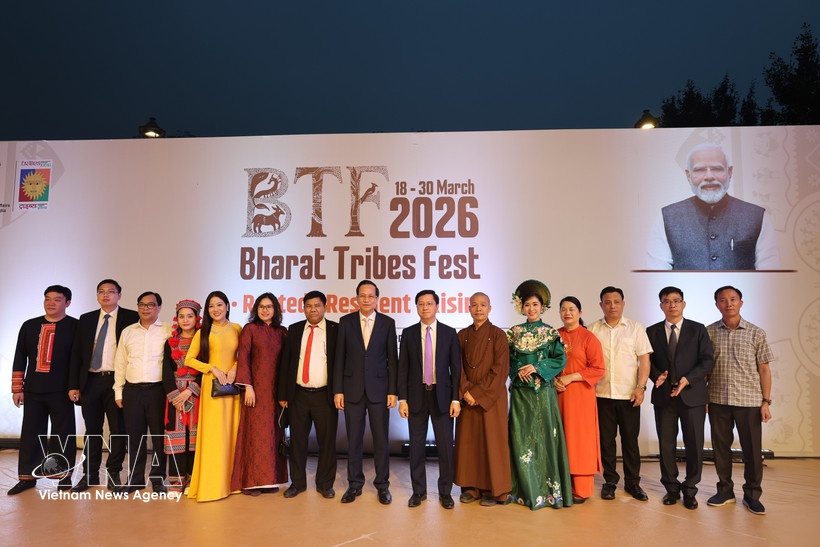 Le ministre Dao Ngoc Dung et la délégation l'accompagnant posent pour une photo lors du Bharat Tribes Fest 2026. Photo : VNA
