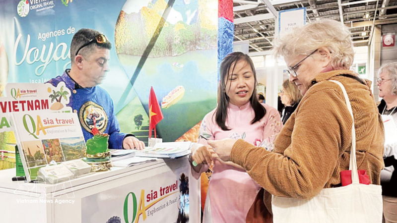 Des touristes français découvrent les produits touristiques vietnamiens lors du Salon international du tourisme 2026 à Paris. Photo : VNA