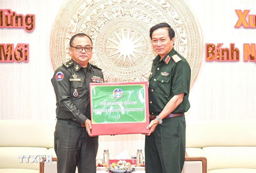 Le département du développement du ministère de la Défense du Royaume du Cambodge offre des cadeaux aux forces armées de la 9e région militaire à l'occasion du Nouvel An lunaire. (Photo : VNA)