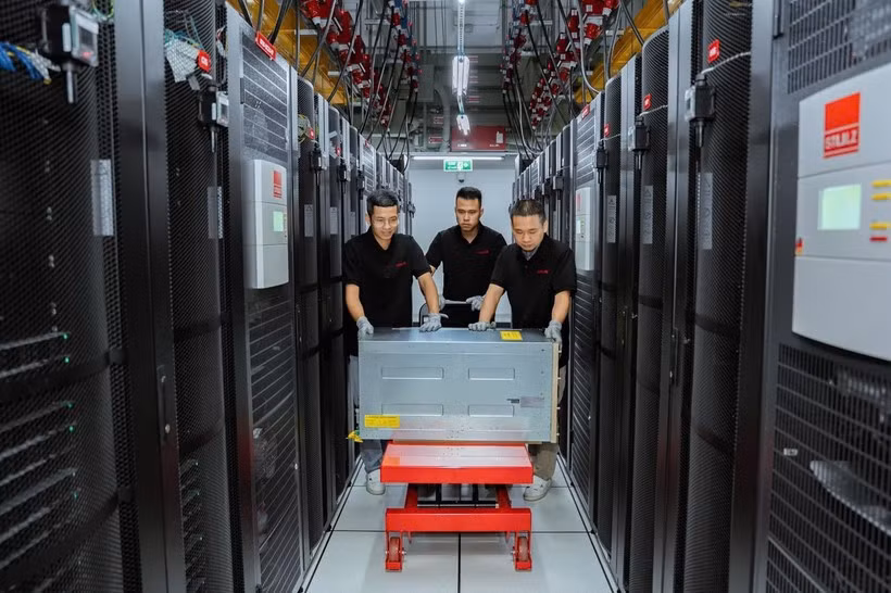 Le Groupe de l’industrie et des télécommunications de l’Armée (Viettel) a officiellement mis en service le 6 février, le système de supercalculateur NVIDIA DGX B200, le premier du genre détenu par le Vietnam. Photo : Nhandan