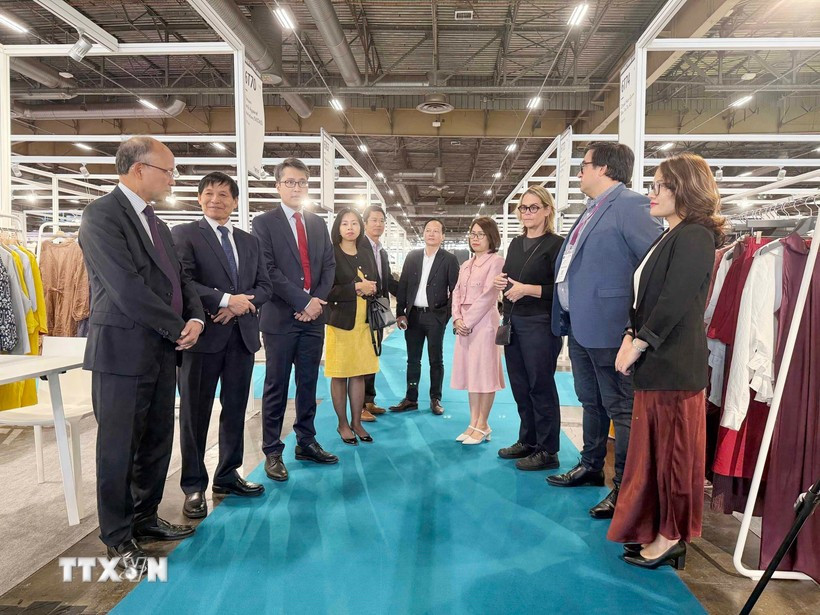 L'ambassadeur du Vietnam en France, Dinh Toàn Thang, des représentants du comité d'organisation et des unités de soutien ont échangé avec les entreprises vietnamiennes présentes au Salon. Photo : VNA