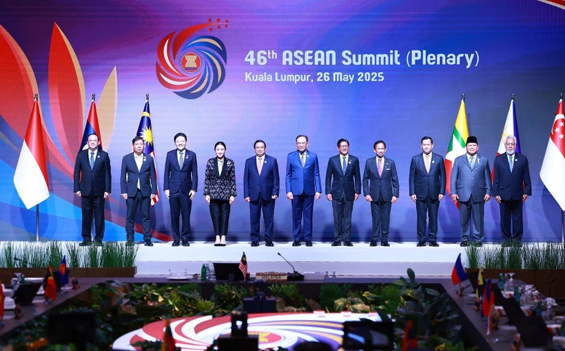 Le Premier ministre Pham Minh Chinh et les dirigeants des pays de l'ASEAN et du Timor-Leste assistent à la séance plénière du 46e sommet de l'ASEAN. Photo : VNA
