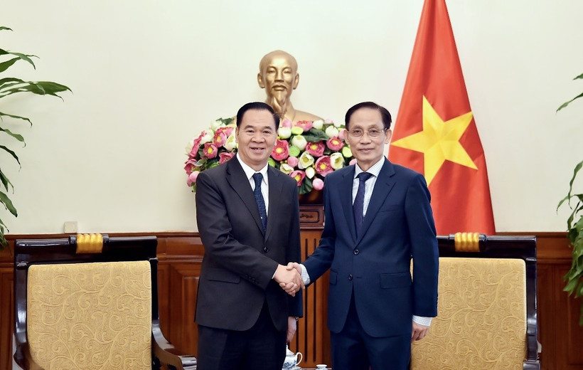 Le ministre vietnamien des Affaires étrangères, Lê Hoài Trung (à droite) reçot le ministre lao de l'Éducation et des Sports, Thongsalith Mangnomek. Photo : VNA