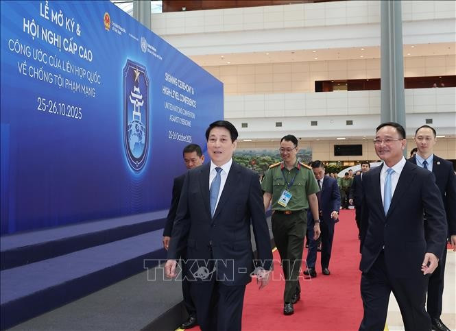 Le président Luong Cuong inspecte les préparatifs et les répétitions de la cérémonie de signature de la Convention des Nations Unies contre la cybercriminalité (Convention de Hanoï) au Centre national des congrès (My Dinh, Hanoï). Photo : VNA
