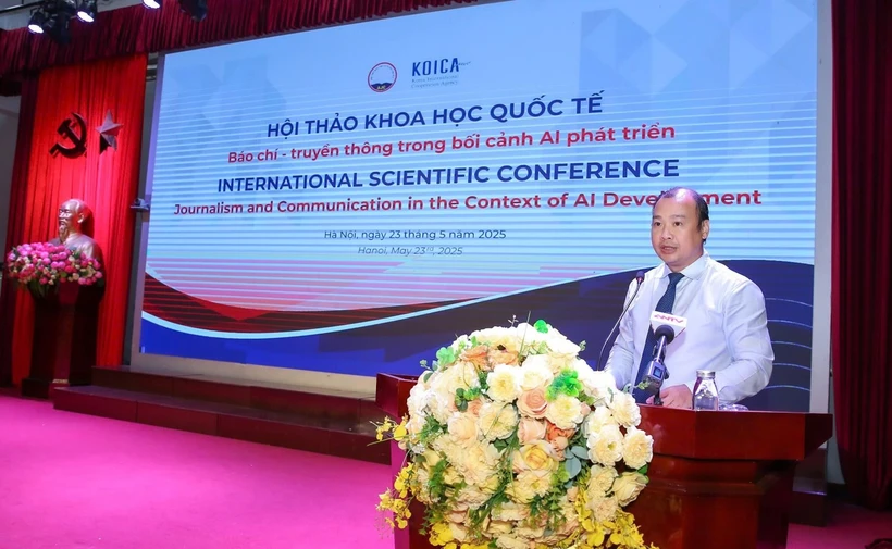 Le vice-ministre permanent de la Culture, des Sports et du Tourisme, Le Hai Binh, s'exprime lors de la conférence. Photo : Hải Trần