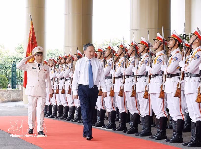 Le secrétaire général et président To Lam passe en revue la garde d'honneur de la Sécurité publique. Photo : VNA
