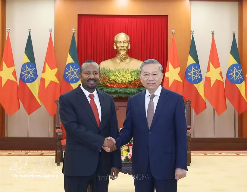 Le secrétaire général du Parti communiste du Vietnam (PCV), To Lam (à droite), et le président du Parti de la Prospérité et Premier ministre éthiopien, Abiy Ahmed Ali (15 avril 2025). Photo : VNA