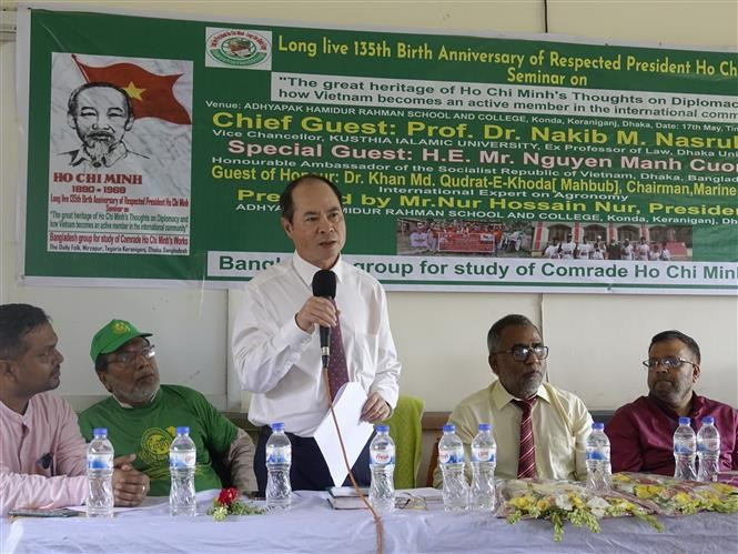 L'ambassadeur du Vietnam au Bangladesh Nguyên Manh Cuong s'exprime au séminaire. Photo : VNA