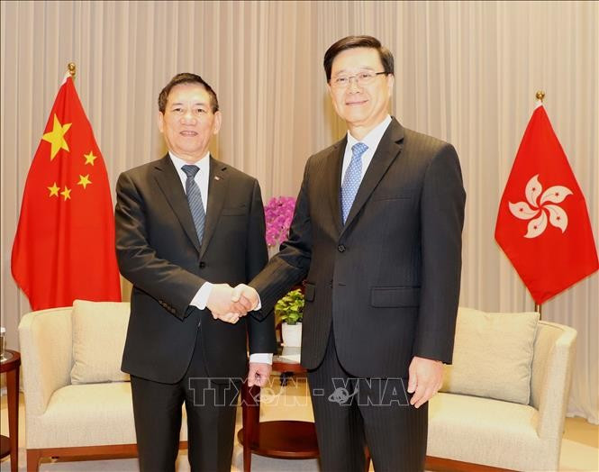 Le vice-Premier ministre vietnamien Ho Duc Phoc (à gauche) et le chef de l’exécutif de la Région administrative spéciale (RAS) de Hong Kong (Chine), John Lee Ka-chiu. Photo : VNA