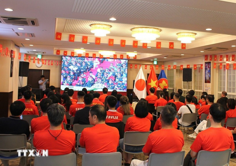 De nombreux expatriés vietnamiens au Japon ont suivi avec attention la retransmission en direct des célébrations du 80e anniversaire de la fête nationale sur un écran géant. (Photo : VNA)