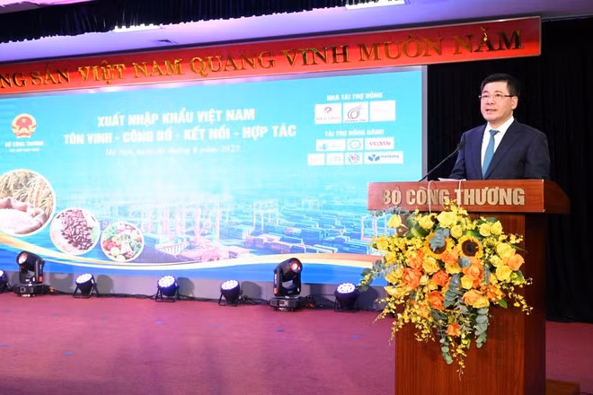 Le ministre Nguyên Hông Diên a demandé aux unités du ministère de bien assurer la connexion afin d’aider les entreprises nationales à participer aux chaînes de production et d’approvisionnement des entreprises à capitaux étrangers et des grandes sociétés mondiales. Photo : VietnamPlus