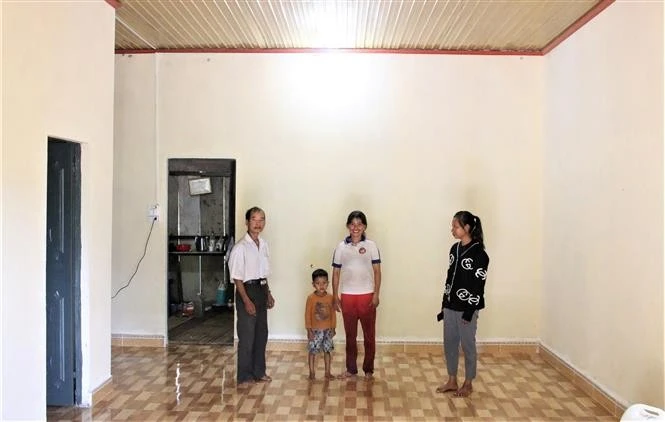 La province de Kon Tum, située sur les Hauts Plateaux du Centre, mobilise l’ensemble de son système politique pour accompagner les populations défavorisées, en particulier les communautés issues de minorités ethniques, dans la construction de logements neufs, salubres et durables. Photo : VNA
