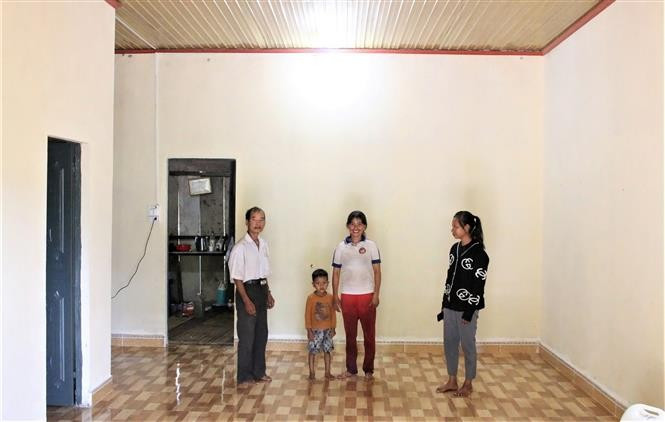 La province de Kon Tum, située sur les Hauts Plateaux du Centre, mobilise l’ensemble de son système politique pour accompagner les populations défavorisées, en particulier les communautés issues de minorités ethniques, dans la construction de logements neufs, salubres et durables. Photo : VNA