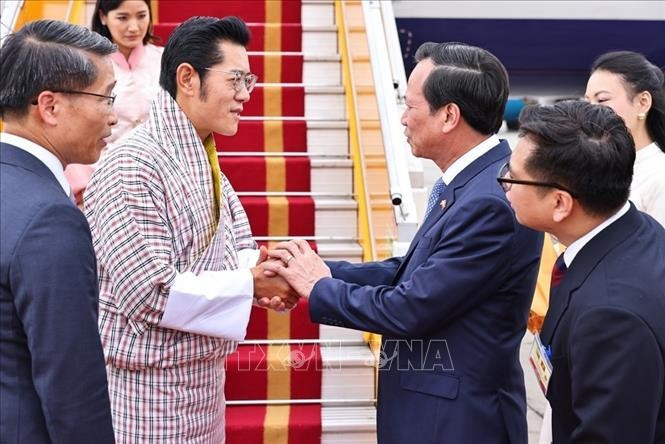 Le roi du Bhoutan, Jigme Khesar Namgyel Wangchuck, et son épouse, la reine Jetsun Pema Wangchuck, sont arrivés à Hanoï le 18 août pour une visite d'État au Vietnam. Photo : VNA