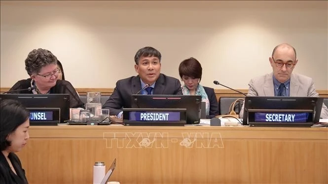 Le vice-ministre permanent des Affaires étrangères, Nguyen Minh Vu (au centre), chef de la délégation vietnamienne, a été élu à l’unanimité par les États membres de la Convention à la présidence de la SPLOS 35 (States Parties to the United Nations Convention on the Law of the Sea - SPLOS). Photo : VNA