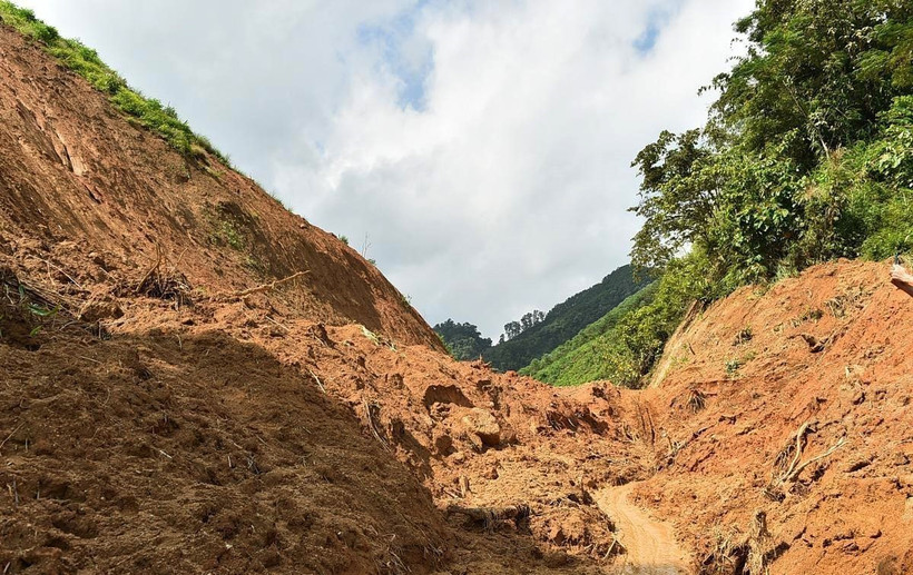 Un glissement de terrain dans le village de Ngoa, commune de Yen Phu, province de Tuyen Quang. Photo : VNA