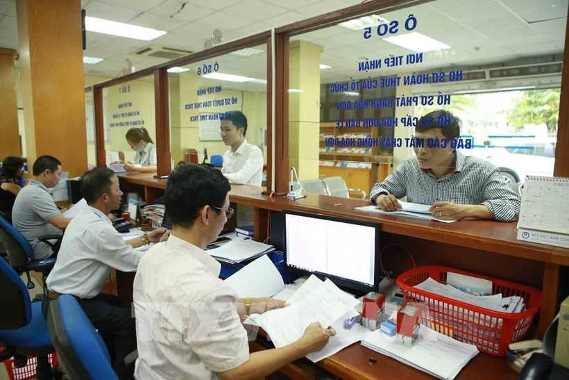 A l'office des impôts de Hanoï. Photo : VNA