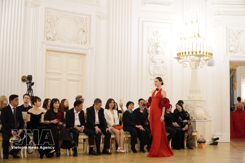 Le défilé "SOGNO NIGHT", conjuguant le saxophone de Quyen Thien Dac, la voix de la chanteuse Pham Thu Ha et les robes de soirée de la créatrice Nguyen Thuy Linh, s’est déroulé dans la nuit du 21 mars au palais Petrovski, à Moscou. Photo : VNA
