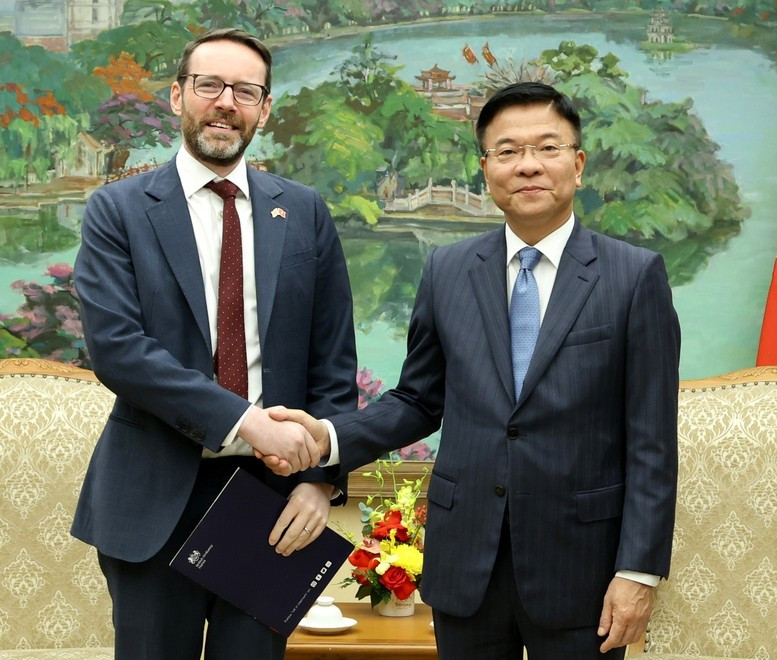Le vice-Premier ministre Lê Thanh Long (à droite) et l'ambassadeur britannique Iain Frew. Photo : VGP